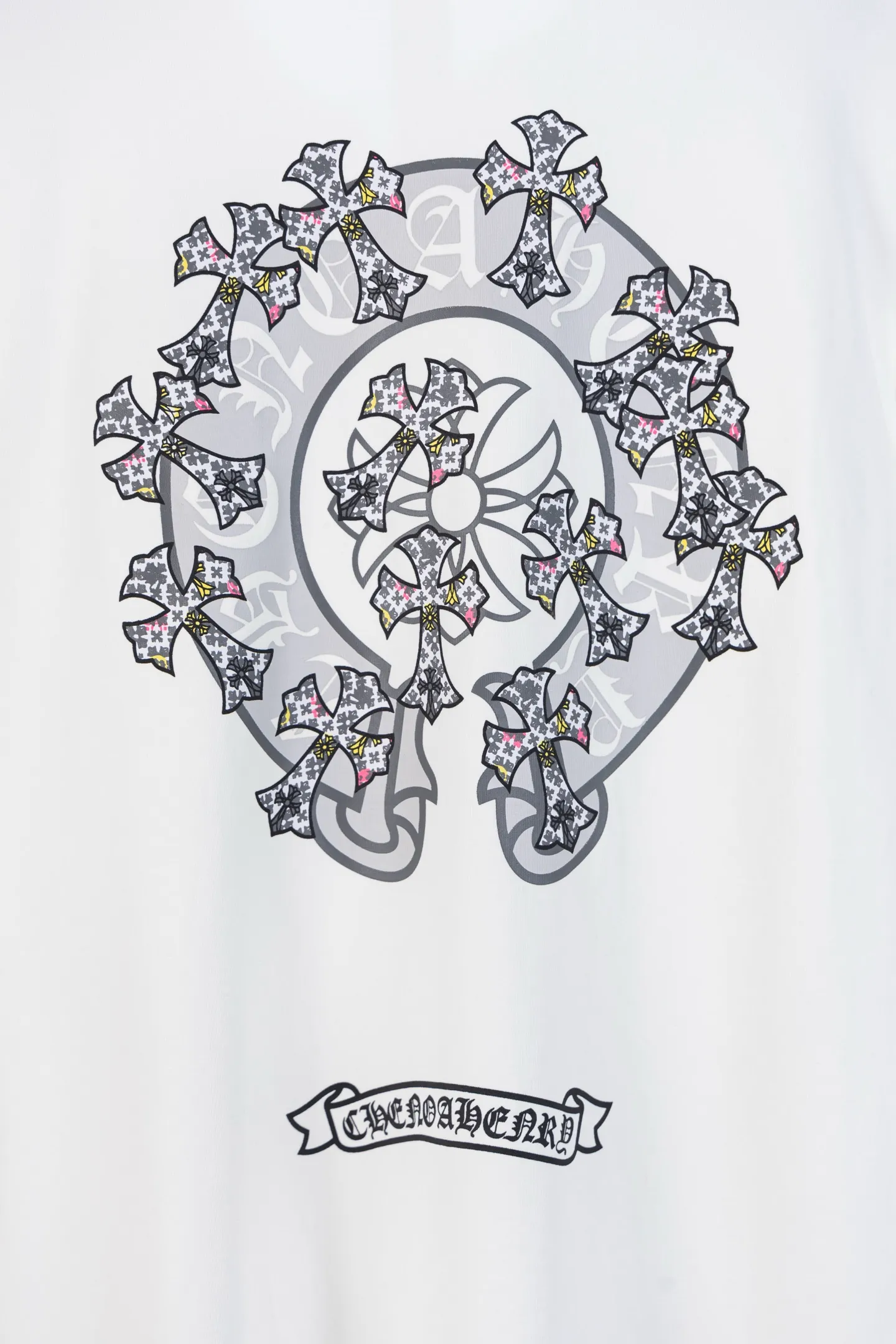 🅿️170 top version model number k8045 CH Kejia Sanskrit cross heavy embroidery T-shirt! Every one of Crow's products is really unique. Every piece has a back view. This leather label design is really cool. The leather label and silver jewelry design make the whole dress the icing on the cake. The texture of the whole short-sleeved piece is really amazing. It is made of 260g pure cotton fabric! 100% authentic to the official version, with all the details. All cuffs, shoulder seams, armholes, and necklines are all double-needle crimping. This is the rigorous craftsmanship that big brands should have. Details determine quality. The original washed tag packaging is full of style! The whole piece adopts three-needle and five-thread technology (neckline-shoulder seam-sleeve seam-double-pressed thread, which looks more three-dimensional and textured) and has the same craftsmanship as the original original, with a classic version, small dropped shoulders, and a micro silhouette! Color: Black White Size: XS-L